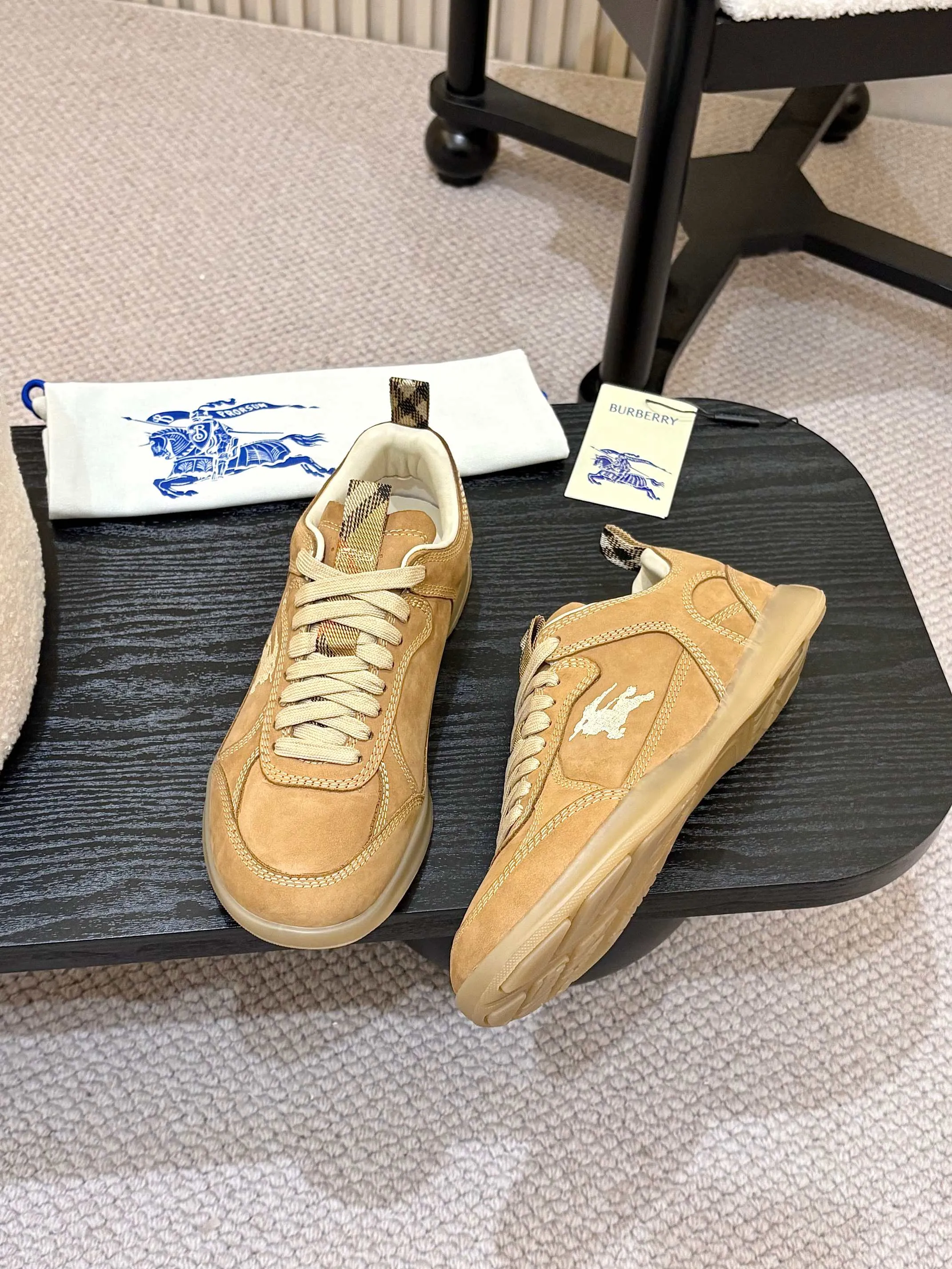 Men's shoes 💰640 Burberry's popular casual sneakers, debuted at the brand's 2025 summer fashion show. Made of refined Italian leather with tonal topstitching details, it's inspired by sporty design. Paired with lightweight soles and Burberry checkered shoe tabs, embellished with embroidery of the brand's Equestrian Knight logo (EKD) ✅Fabric: frosted/grained cowhide ✅Lining: sheepskin ✅Outsole: ultra-light rubber sole ✅Color: black/white/apricot available ✅Size: Men's 39-46 (45, 46 customized)